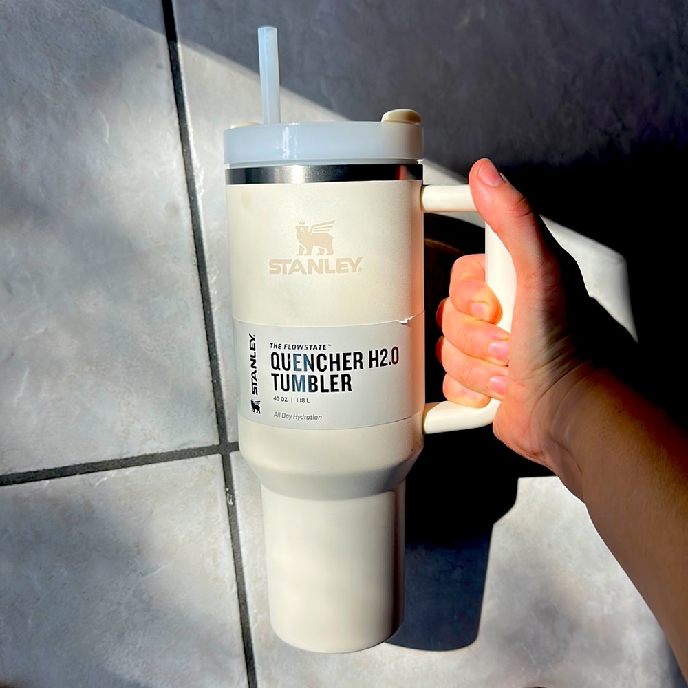 NWT Stanley 40 ounce Quencher Tumbler in Cream. Stainless steel reusable bottle
